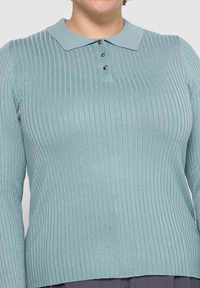Helles blaue, gerippte Strickjacke mit Polokragen, drei goldenen Knöpfen auf der Vorderseite, langen Ärmeln und tailliertem Schnitt.