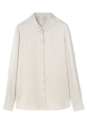 Blusa de manga larga color beige con cuello puntiagudo, cierre frontal de botones y textura lisa. Los puños tienen un detalle de botón, ofreciendo un diseño clásico.