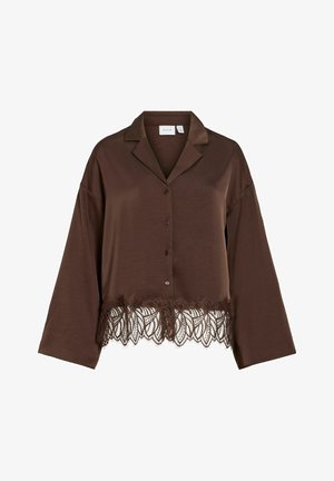 Brązowa bluzka o satynowym wykończeniu, z zapięciem na guziki i długimi rękawami. Koronkowe zdobienia na dole dodają dekoracyjnego elementu.