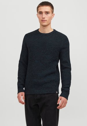 Dunkelblauer Strickpullover mit strukturiertem Muster, Rundhalsausschnitt und langen Ärmeln. Das Material wirkt weich mit gerippten Bündchen und Saum.