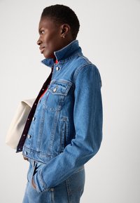 Tommy Jeans CLASSIC TRUCKER JACKET  - Jeansjacke - denim medium