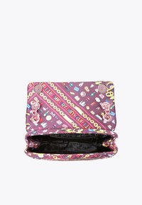 Fioletowa torba o wzorzystym wykończeniu, z ikonami i łańcuchami, metalowymi detalami, z klapą oraz przestronnym wnętrzem.