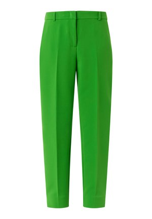 Groene op maat gemaakte broek met een gladde stof, rechte pijpen, voorplooien en een strakke tailleband voor een moderne uitstraling.