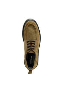 Chaussure en daim marron à lacets avec une semelle noire lisse, un bout arrondi et des coutures contrastantes ; elle dispose d'une languette au talon pour un enfilage plus facile.