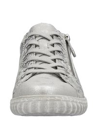 Zapatillas sintéticas plateadas con parte superior texturizada, diseño con cordones, cremallera lateral y suela de goma con patrón estriado.