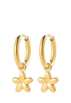 Orecchini a cerchio in oro, ciascuno con un ciondolo a forma di fiore a cinque petali con finitura liscia e lucida.