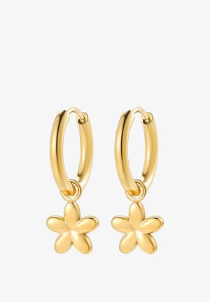Orecchini a cerchio in oro, ciascuno con un ciondolo a forma di fiore a cinque petali con finitura liscia e lucida.