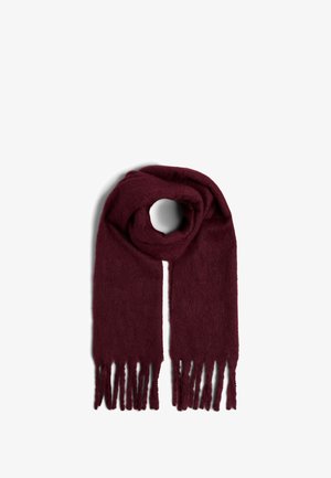 Bordeauxrode sjaal van zachte, gestructureerde stof, met franjes aan de uiteinden en een rond lusontwerp om om de nek te wikkelen.
