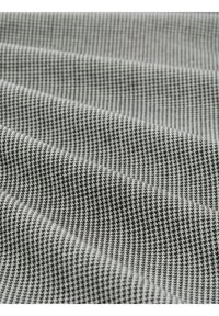 Textil mit einem feinen Hahnentrittmuster in Schwarz und Weiß, mit einer glatten Textur und gleichmäßiger Webung, die leichte Falten und Wellen zeigt.