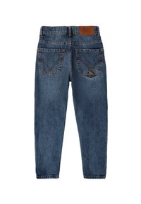 Jeans de mezclilla en azul medio, vista trasera. Las características incluyen etiqueta de parche, dos bolsillos traseros con costura diagonal y abertura de pierna estrecha.