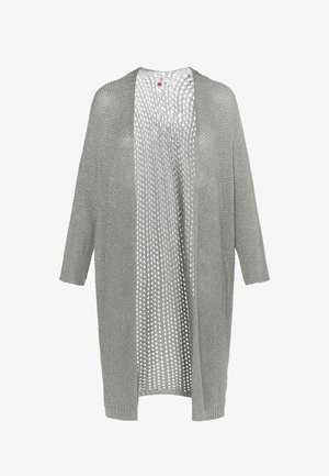 Gaiši pelēks adīts džemperis ar atvērtu priekšpusi, trīs ceturtdaļu piedurknēm un brīvu audumu. Vienkāršs dizains bez aizdariem vai rakstiem.