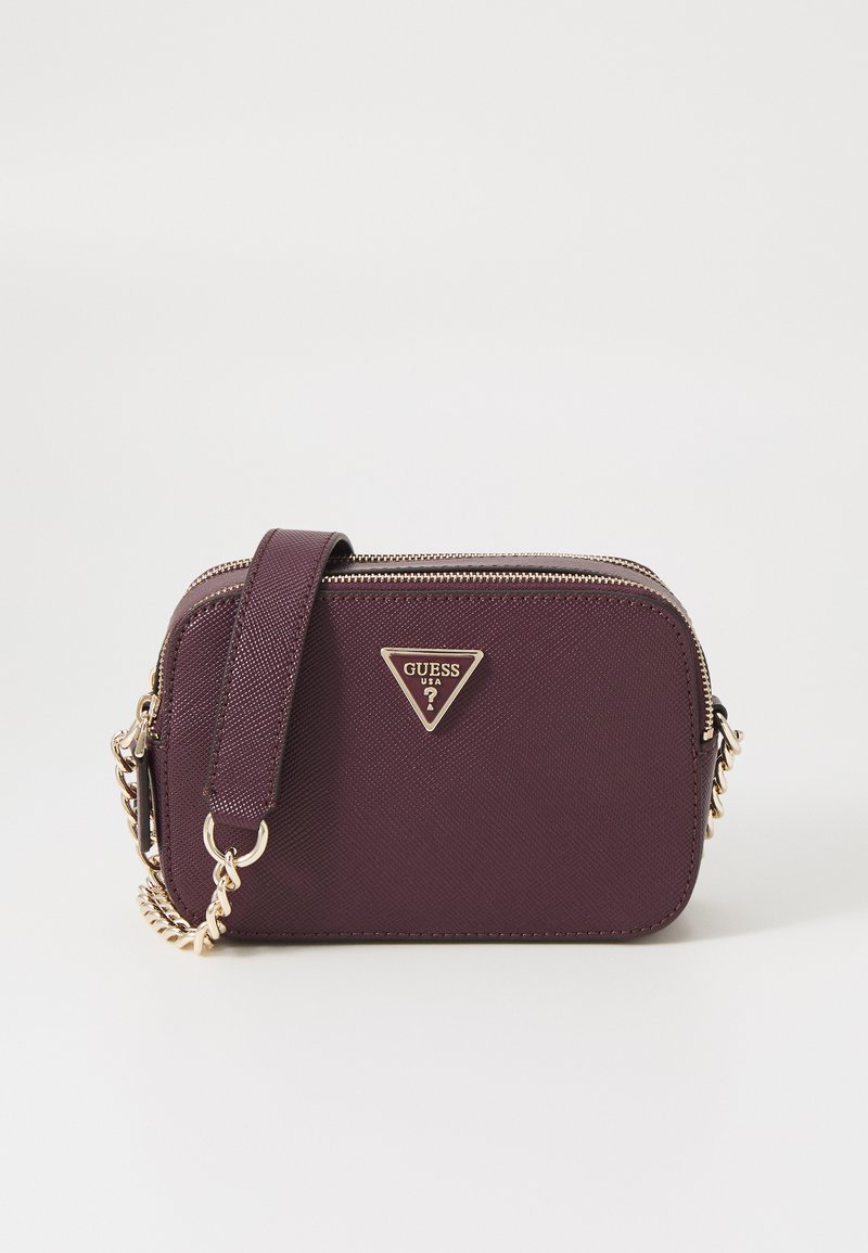 Vijolična torbica z Saffiano teksturo, ki ima snemljivo verižico, zlato kovinsko opremo in trikotno oznako na sprednji strani.