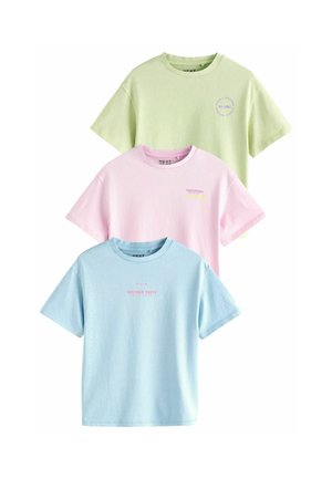 Set aus drei kurzärmeligen T-Shirts: in hellgrün, pink und blau. Jedes T-Shirt hat ein grafisches Design in kontrastierenden Farben.
