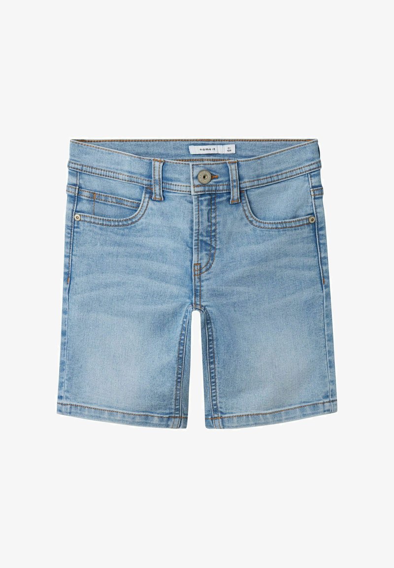 Svetlo modri jeans kratki hlače z klasičnim pet-džepnim dizajnom, sprednjim gumbom za zapiranje in vidnimi šivi. Gladka tekstura.