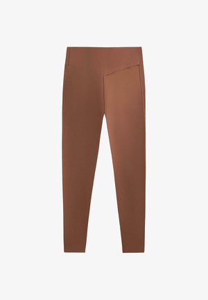 Smeđe tajice glatke teksture, visokog struka, bez vidljivih zatvarača ili uzoraka. Prilagođen kroj koji se sužava prema gležnjevima.