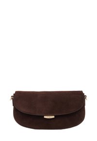 Smeđa gamo kožna torbica s preklopom i zlatnim metalnim dijelovima. Ima glatku teksturu i elegantan, zaobljen oblik. Zatvaranje na zipu sa strane.