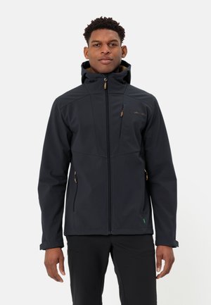 Chaqueta softshell negra con cierre de cremallera en la parte delantera, capucha ajustable y dos bolsillos laterales. Presenta una textura suave y un logo sutil.
