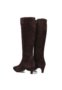 Bruine suede kniehoge laarzen met een puntige neus en een lage hak. Voorzien van een rits aan de achterkant voor gemakkelijke instap. Glad textuur en aansluitende vorm.