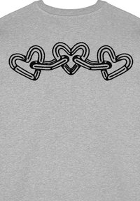 Felpa grigia con un design di tre cuori collegate contornato in nero sulla parte posteriore. Il tessuto sembra morbido e presenta un classico collo rotondo.