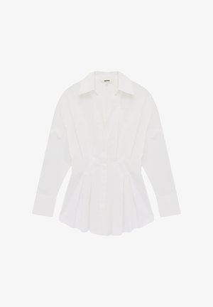 Witte blouse met lange mouwen, kraag, knoopsluiting aan de voorkant en geplooide taille, maat 2T, op een effen witte achtergrond.