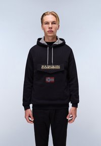 Zwarte hoodie met grijze voering, met een tekstlogo en een Noorse vlagpatch aan de voorkant. Zachte stof en een relaxte pasvorm.