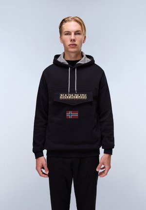 Felpa con cappuccio nera con rivestimento grigio, caratterizzata da un logo testuale e un patch della bandiera norvegese sulla parte anteriore. Tessuto morbido e vestibilità rilassata.