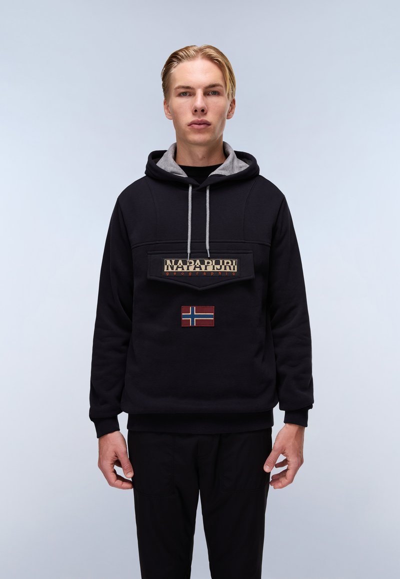 Zwarte hoodie met grijze voering, met een tekstlogo en een Noorse vlagpatch aan de voorkant. Zachte stof en een relaxte pasvorm.