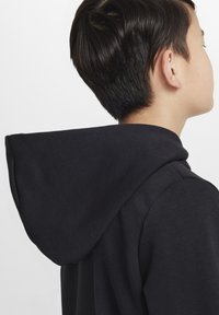 Felpa con cappuccio nera dal tocco morbido, con un grande cappuccio e cuciture robuste, vista dal retro.