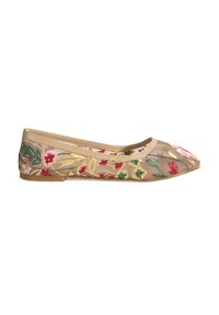 Ballerines brodées en tissu beige transparent, présentant des motifs floraux colorés en rouge, rose et vert, avec une semelle en caoutchouc plate.