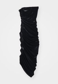Černé, lesklé šaty z látky s drapovanou strukturou, s asymetrickým tvarem a na jedné straně se shromážděnými detaily. Silueta těsně obepíná postavu.