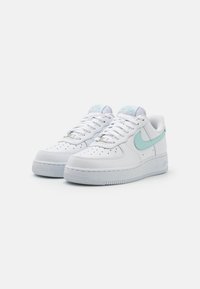 Nike Sportswear AIR FORCE 1 07 FLYEASE - Matalavartiset tennarit - white/jade ice