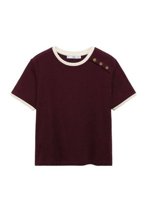 Bordeaux kortemouwen T-shirt met een crèmekleurige ronde halslijn en mouwzoom; beschikt over drie decoratieve goudkleurige knopen op de linkerschouder.