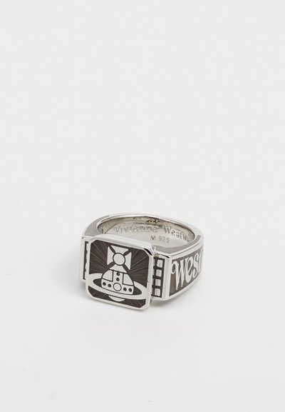 Bague en argent sterling avec un visage carré présentant un graphique d'une cloche, un design en rayons de soleil, et gravée "Westwood" sur le bandeau.