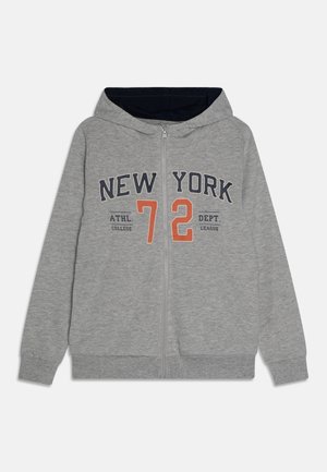 Sweat à capuche gris zippé avec intérieur de capuche bleu marine, "NEW YORK 72" en grand print, et texte plus petit "ATHL. COLLEGE DEPT. LEAGUE" à l'avant.