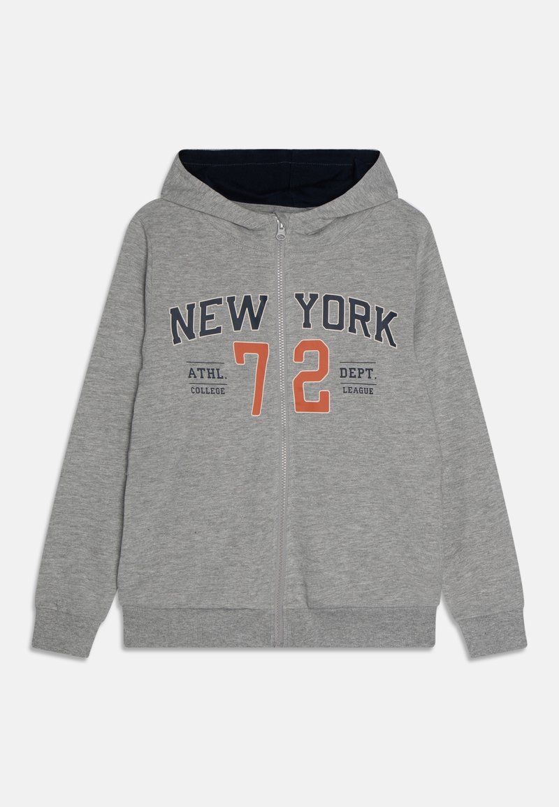 Sweat à capuche gris zippé avec intérieur de capuche bleu marine, "NEW YORK 72" en grand print, et texte plus petit "ATHL. COLLEGE DEPT. LEAGUE" à l'avant.