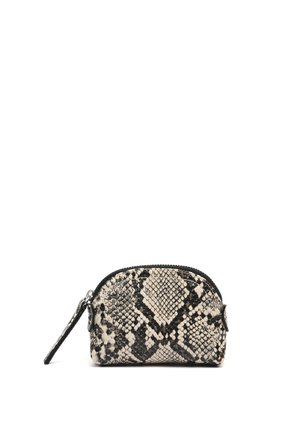 Mała torebka na zamek z czarno-beżowym wzorem wężowej skóry oraz paskiem na nadgarstek na białym tle.