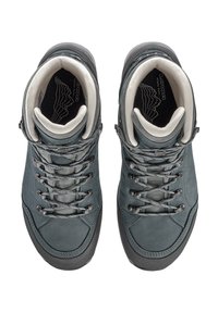 Scarpe da trekking in pelle grigia con design alto, suole in gomma nera testurizzata e lacci riflettenti con colletto grigio imbottito.