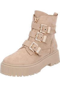 Beige faux suede ankelsko med tre guldspännen, sidodragkedja och en tjock, texturerad plattformssula.