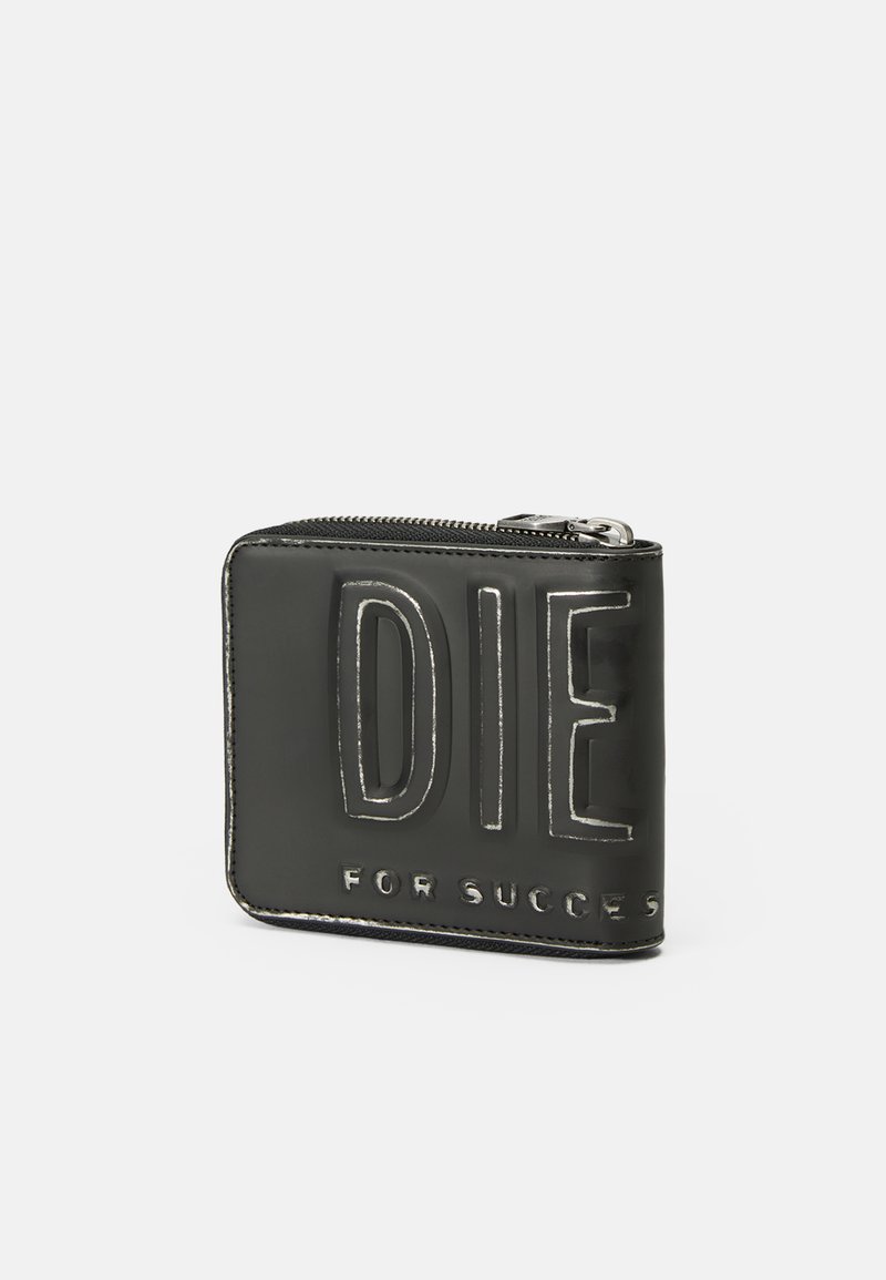 Schwarze Leder-Zipperbrieftasche mit geprägten großen Buchstaben "DIE" und kleinerem Text "FOR SUCCESS" auf der Vorderseite.