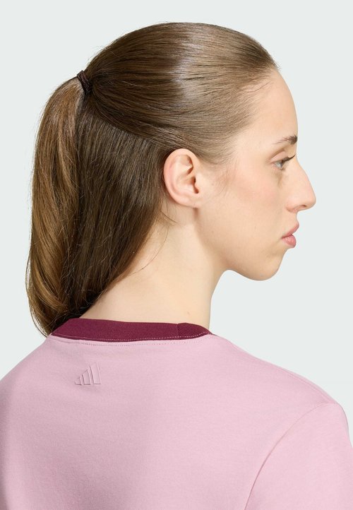 adidas SPORTSWEAR SEASONAL ESSENTIALS COLORPOP T-SHIRT WITH EMBROIDERED GRAPHIC - Basic T-shirt - magic mauve maroon — foto 3