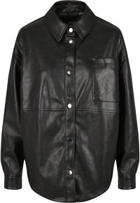 Chemise veste en simili cuir noir avec un devant boutonné, un col pointu, une poche poitrine unique et une coupe légèrement oversize.