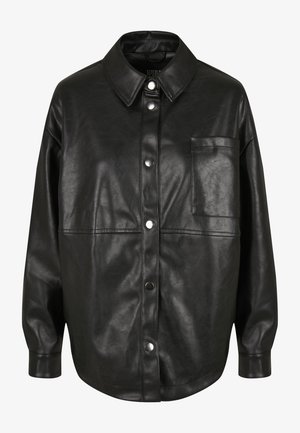 Chemise veste en simili cuir noir avec un devant boutonné, un col pointu, une poche poitrine unique et une coupe légèrement oversize.