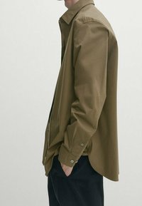 Khakifarbenes Langarm-Hemd mit Knopfverschluss, aus glattem Stoff, mit klassischem Kragen, Seitenschlitzen und geknöpften Manschetten.