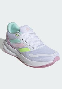 Basket blanc de sport avec tige en mesh, aux accents vert pastel, rose et jaune, semelle en mousse Cloud et fermeture à lacets.