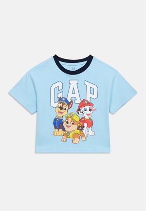 T-shirt enfant bleu clair avec col bleu marine, arborant les lettres GAP et trois chiots dessinés portant des casques de police, pompier et chantier.