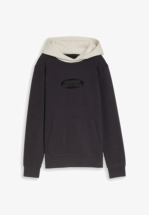 Hanorac negru cu glugă și buzunar frontal de culoare crem, având un logo discret „Never Better” centrat pe piept.