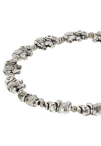Bracciale in argento con ciondoli a forma di elefante, caratterizzato da dettagli intricati e superfici texturizzate, alternato a piccole perle rotonde in argento.