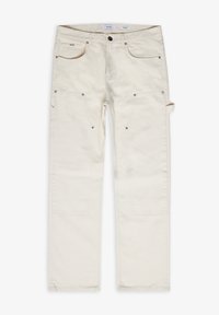 Pantalones cargo beige de algodón con pierna recta, que cuentan con múltiples bolsillos, herrajes plateados y un lazo para cinturón en el costado.