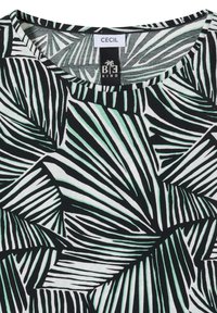 Top noir et blanc à col rond avec un motif de feuilles de palmier vertes et des étiquettes cousues à l'intérieur du col indiquant "CECIL" et "Be Kind".