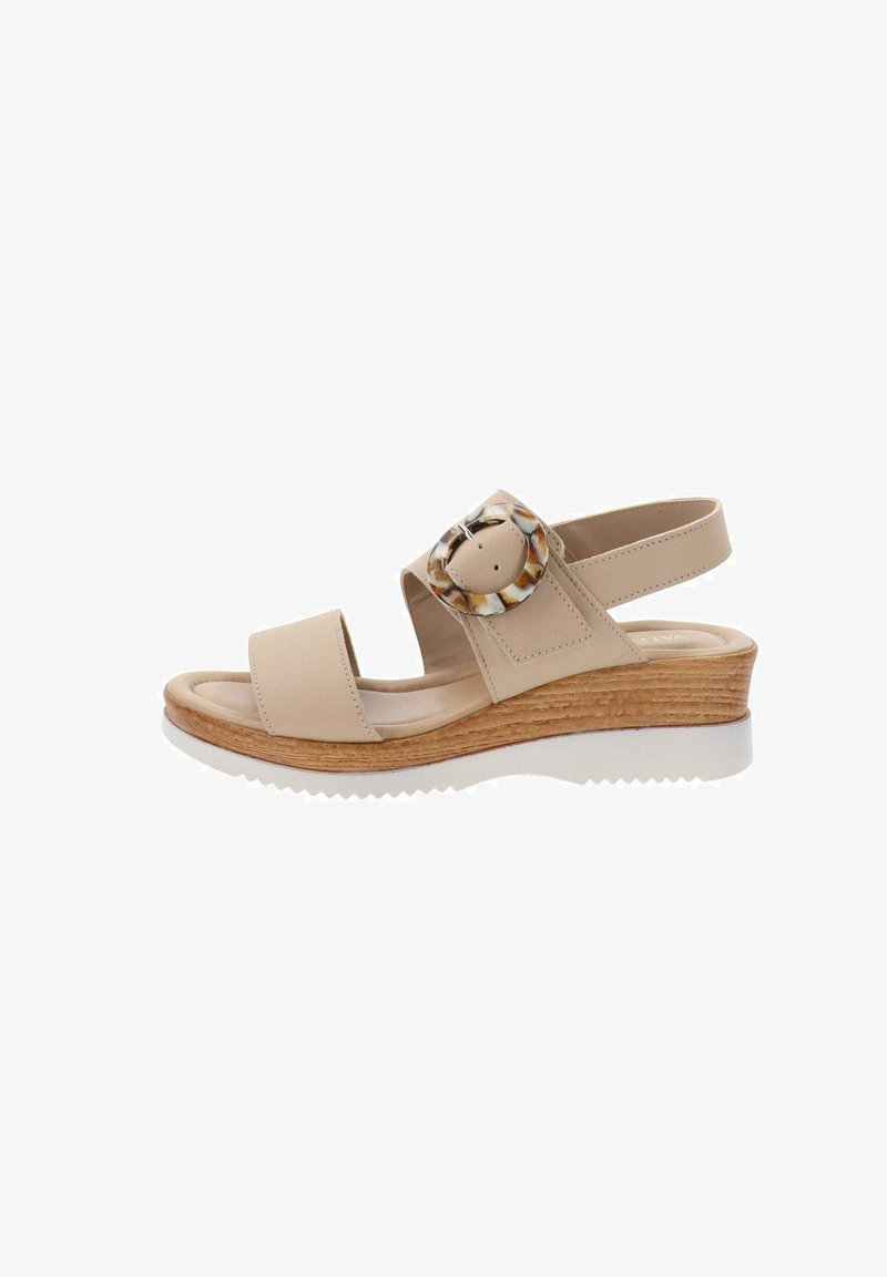 Sandalia de cuña beige con dos correas, detalle de hebilla redonda en carey y un acento de madera texturizada en el tacón. Suela de goma blanca.